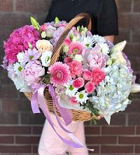 Композиция солнечный день в Нижнее Казанище Цветочная композиция из Розы, Хризантемы, Пионы и Лизиантусы в корзине в Нижнее Казанище