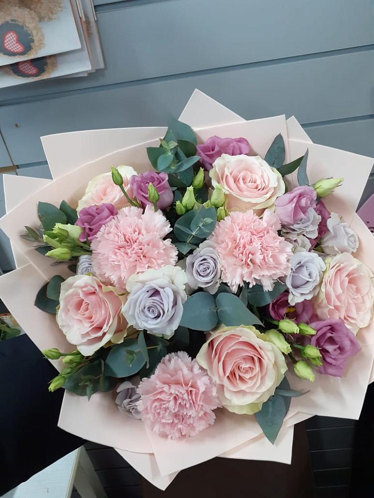 Букет цветов из: Розы, Гвоздики и Лизиантусы в Нижнее Казанище